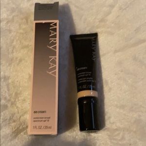 Mary Kay cc cream spf 15 in color very light